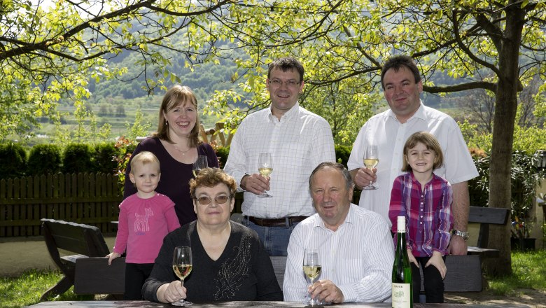 Familiefoto Weingut Bayer im Garten, © Monika Loeff