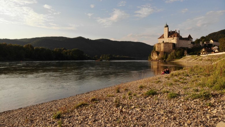 Badestrand an der Donau vor dem Areal, © Szilágyi