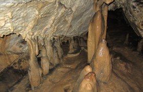 Stalagmiten und Stalaktiten gibt's in der Höhle zu sehen, © Mostviertel Tourismus, Karas