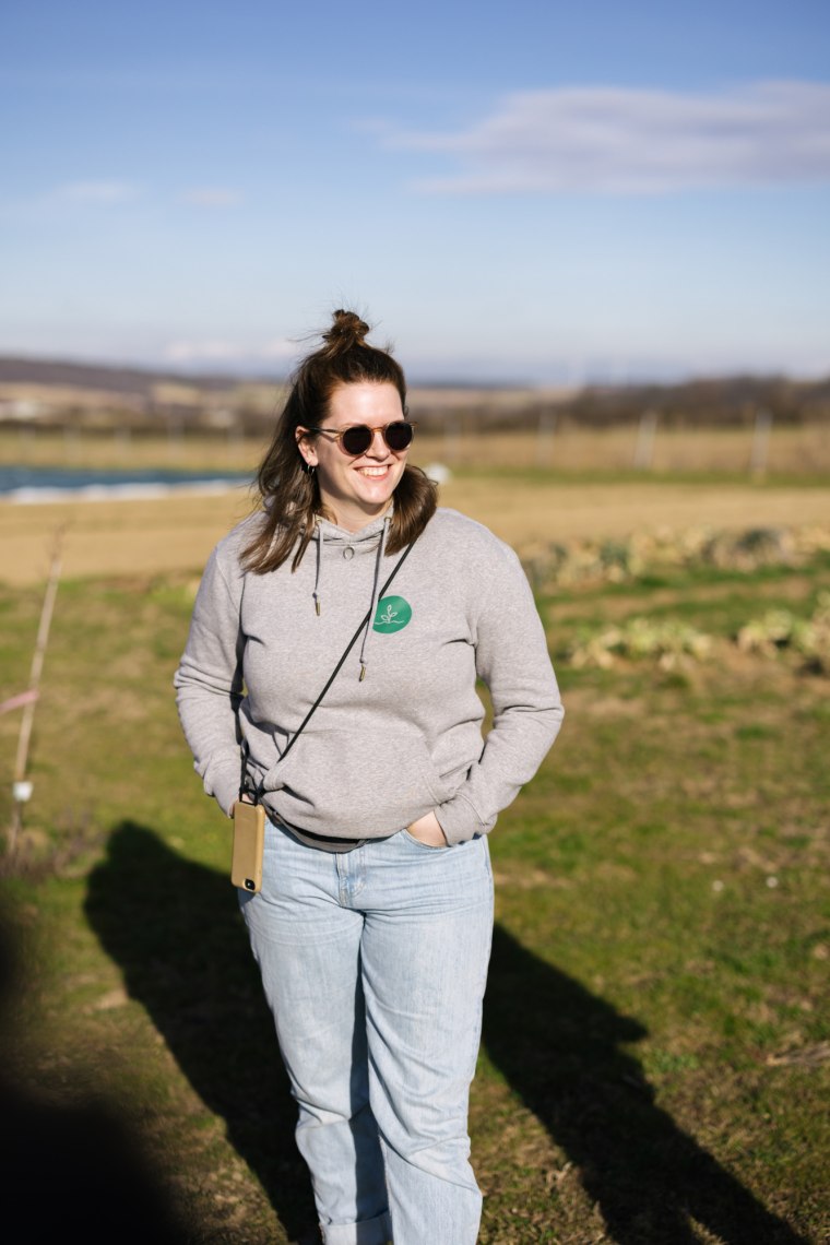 Porträtfoto Verena Kietreiber am Feld ihrer Marktgärtnerei