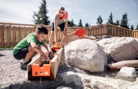 Nikis Alm-Abenteuer - versorge die Tiere beim Alm-Bründl mit Wasser, © jollyschwarz.com / heldenderfreizeit.com