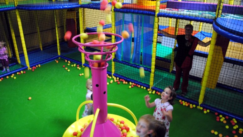 Lassen wir Bälle regnen! Die Softball-Arena mit ihrer Ballfontäne: Bälle sammeln, rein geben, Taste drücken und schon springen alle Bälle in die Höhe., © Farbie