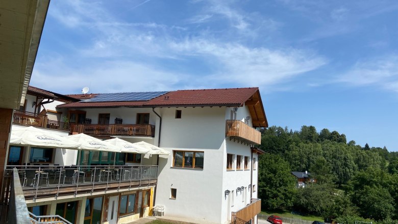 Terrasse mit Blick ins Tal, © Wiener Alpen