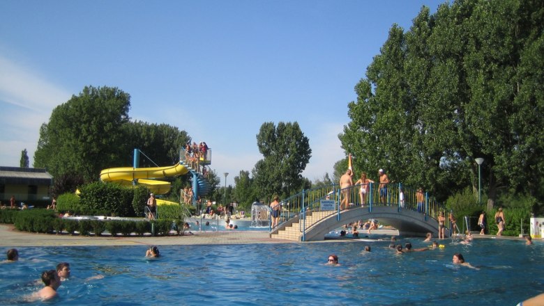 Unsere Becken mit Wasserrutsche..., © strandbad