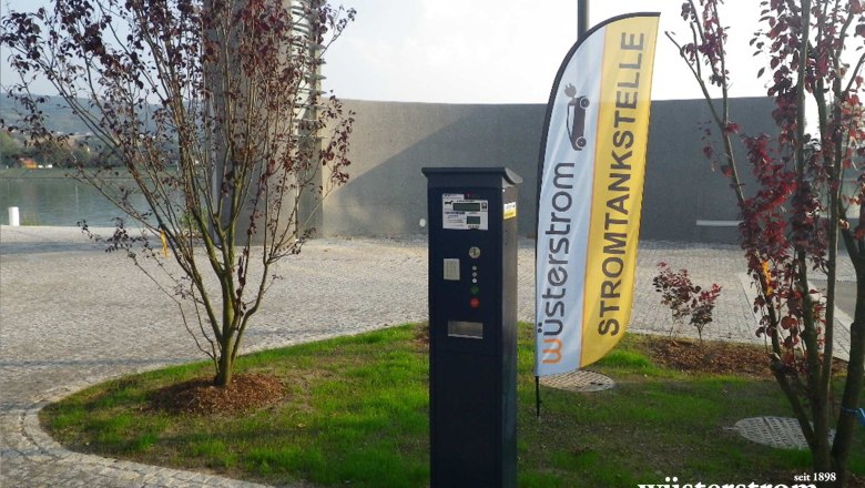 Elektromobilität an der Donaulände bei der Stadthalle Ybbs, © wuesterstrom E-Werk GmbH