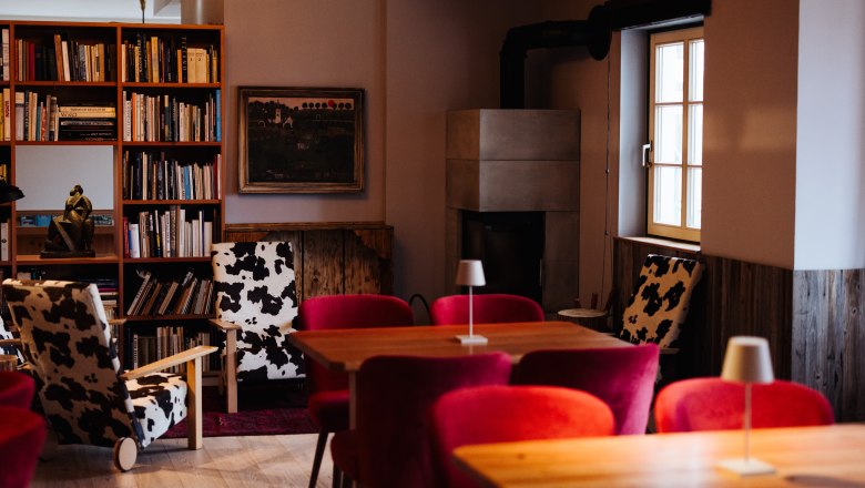 Wohlfühlatmosphäre mit Blick auf Kamin und Bibliothek, © Niederösterreich Werbung/Mara Hohla