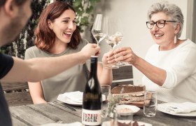 Anna und Maria beim Verkosten, © Monika Jungwirth