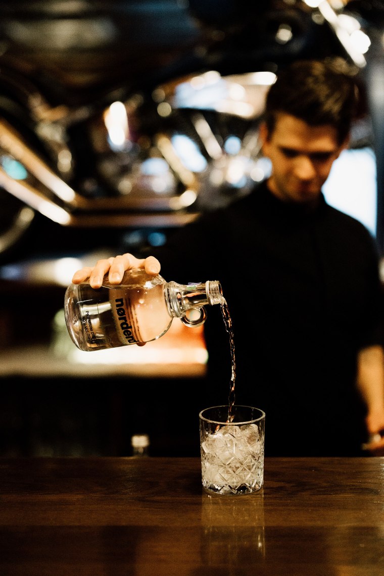 Hauben-Koch Bernhard Zimmerl schenkt Nørderd Vodka in ein Glas