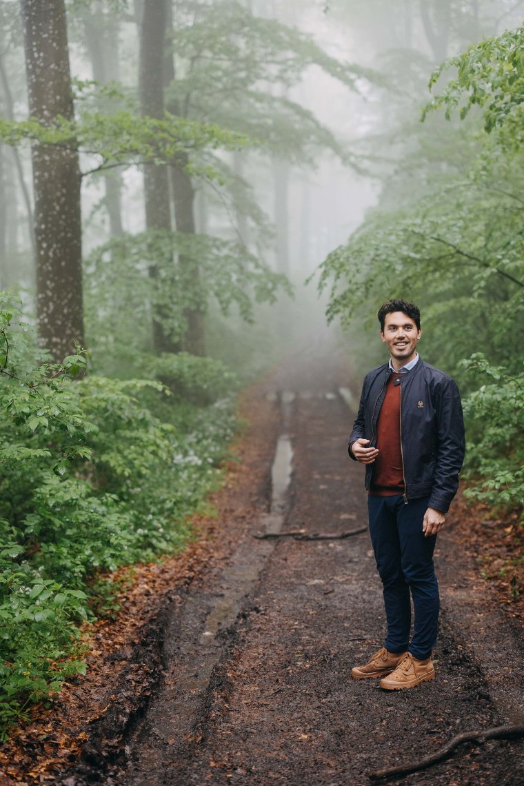 Porträtfoto Artur Cisar-Erlach blick im Wald in die Baumkrone