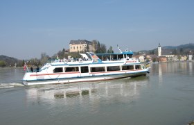 Passagierschiff auf der Donau vor Schloss und Kirchturm im Hintergrund., © Donauschiffahrt Ardagger