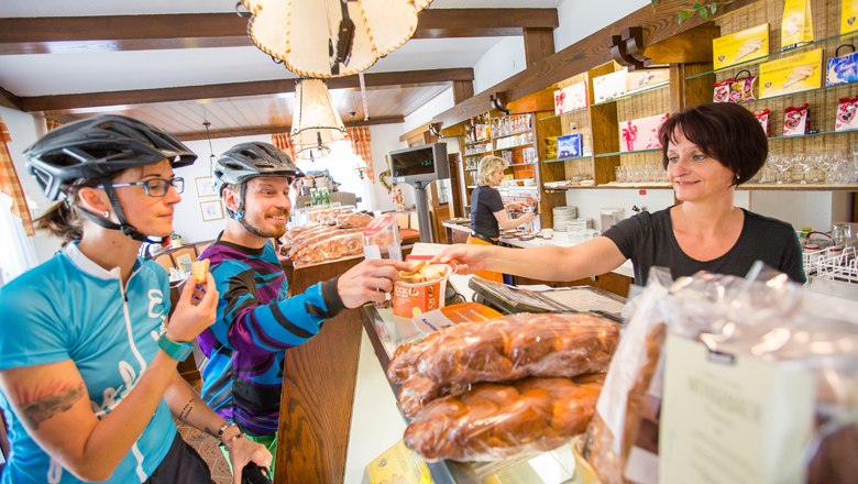 Café Konditorei Alber direkt an der Schwarzatal Radroute, © NÖW - Kikinder