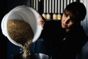 Evelyn Bäck beim Bierbrauen im Kochtopf