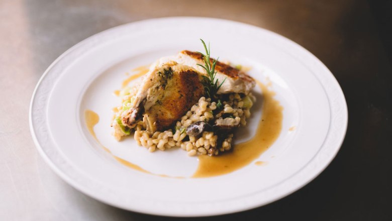 Maishendl mit Steinpilz-Zartweizen-Risotto, © Niederösterreich Werbung/Mara Hohla