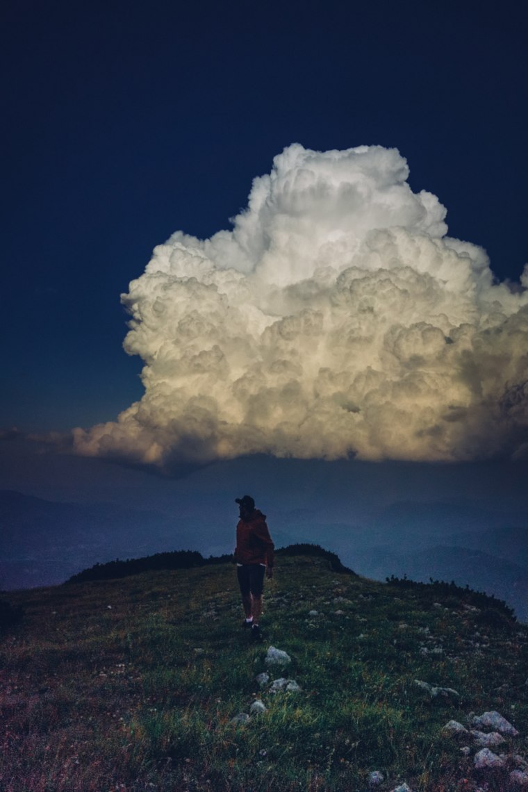 Wolken am dunklen Nachthimmel am Berg.