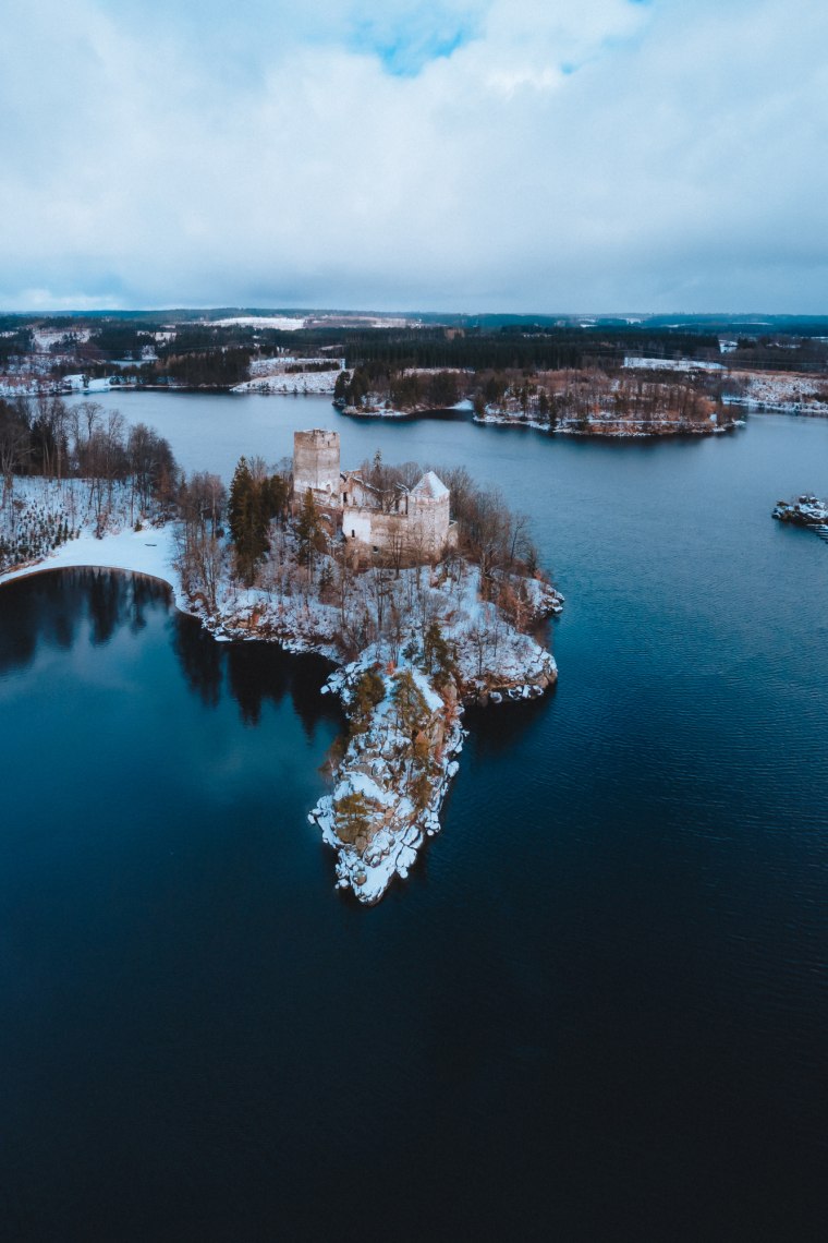 See im Winter mit Blick auf die Ruine auf einer Insel