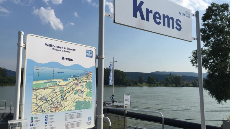 Willkommensschild und Karte von Krems an der Donau, sonniger Tag., © Donau Schiffsstationen GmbH