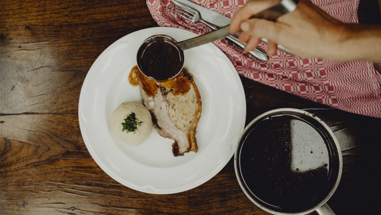 Gefüllter Kümmelbraten mit Erdäpfelknödel, © Niederösterreich Werbung/Rita Newman