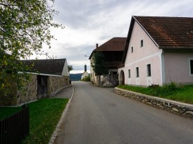 Kapelle und Motiv des Künstlers, © Gottfried Grossinger