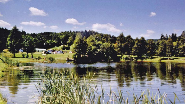 Blick über den Badeteich Richtung Campingareal, © Marktgemeinde St. Martin