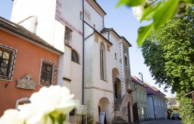 Historisches Gebäude mit Treppe und verzierten Fenstern in einer Gasse., © Donau_Niederoesterreich_Barbara_Elser