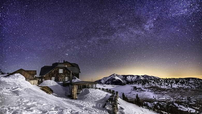 Bei der Schneeschuhwanderung kommt man am Ottohaus vorbei., © Wiener Alpen/Kremsl