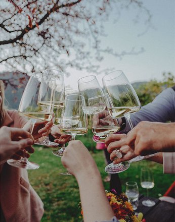 Prost im Gastgarten, © Alter Klosterkeller