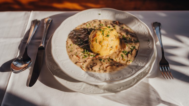 Schwammerlsauce mit Semmelgriesknödel, © Niederösterreich Werbung/Daniela Führer