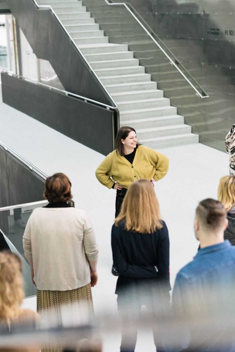 Marlies führt Interessenten durchs Festspielhaus