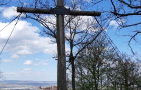 Holzkreuz auf einem Hügel mit Blick auf eine Stadt und ein Schloss im Hintergrund., © Donau Niederösterreich / Angelika Wurm