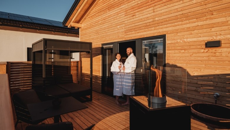 Terrasse mit Himmelbett in Chalet EDITH, © Chalaalets