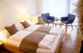 Modernes Doppelzimmer mit Balkon, © Weingut Stadler