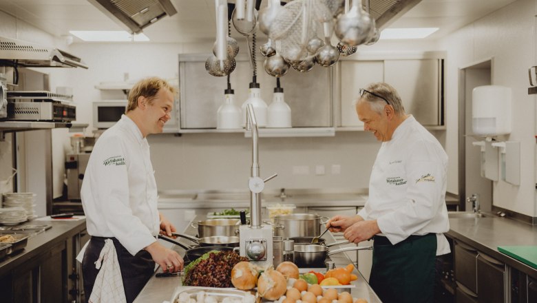 Kochen gemeinsam Rainer & Robert Schüller, © Niederösterreich Werbung/Rita Newman