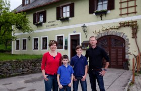 Familie Gebetsberger vor dem Weingut, © Gebetsberger