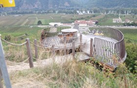 Aussichtsplattform mit Blick auf Weinberge und Hügel in ländlicher Umgebung., © Donau NÖ/Birgit Fischer