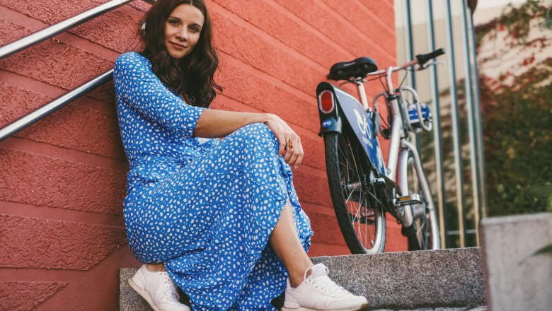 sitzende Dame mit nextbike, © nextbike