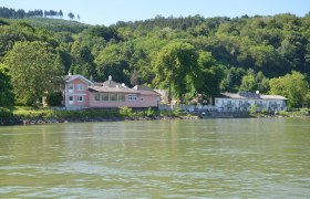 Gästesteg "Die Donaurast" von der Donau aus gesehen, © Fischwirtshaus Landmotel "Die Donaurast"