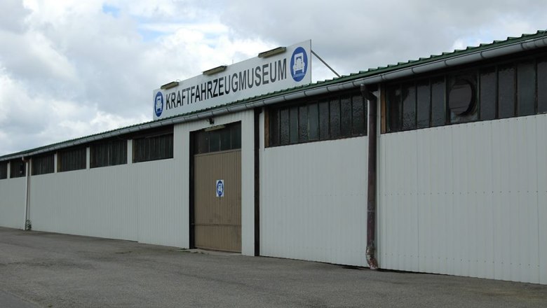 direkt am Bahnübergang, © Kraftfahrzeugmuseum Sigmundsherberg