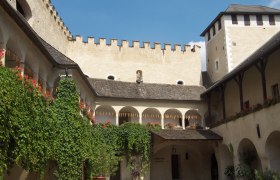 Innenhof einer historischen Burg mit Arkaden und blühenden Pflanzen., © Donau NÖ Tourismus GMBH