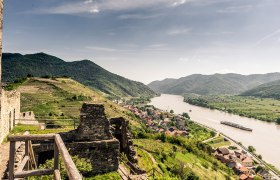 Spitz mit der Ruine Hinterhaus, © Donau NÖ Tourismus/Robert Herbst