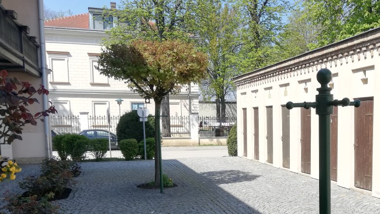 Marienthalarbeiterwohnungen mit Blick auf das ehemalige Fabriksspital, © Marktgemeinde Gramatneusiedl