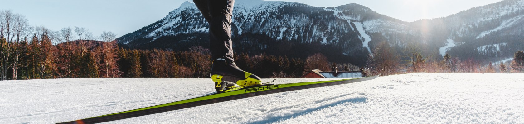 Mann fährt auf auf Langlaufspuren mit Langlaufski