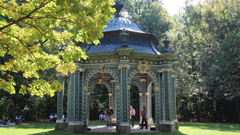 Das Grüne Lusthaus, einst der Lieblingsort von Kaiserin Maria Theresia, ist bis heute ein äußerst beliebter Treffpunkt für Kultur- und Gartenliebhaber., © SLBG/Wolfgang Mastny