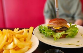 Köstlich saftige Burger in der Weinbar, © R. Freitag