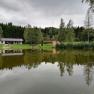 Blick über den Badeteich auf Bistro, Grillplatz und Beachvolleyballanlage, © Marktgemeinde St. Martin