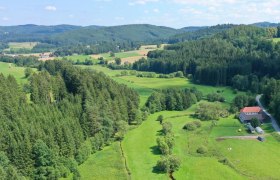 Luftaufnahme der Edermühle im Waldviertel - Übernachtungen und Tiererlebnisse ab 16 Jahren | Adults only Hotel, © Christian Pfabigan