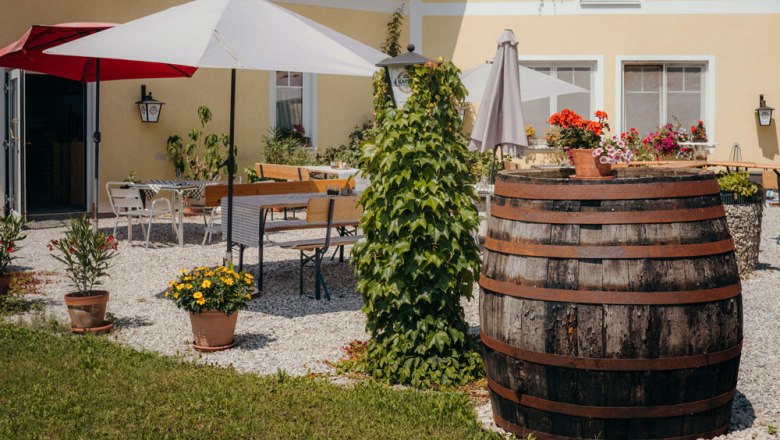 Platz nehmen im grünen Gastgarten, © Niederösterreich Werbung/Daniela Führer