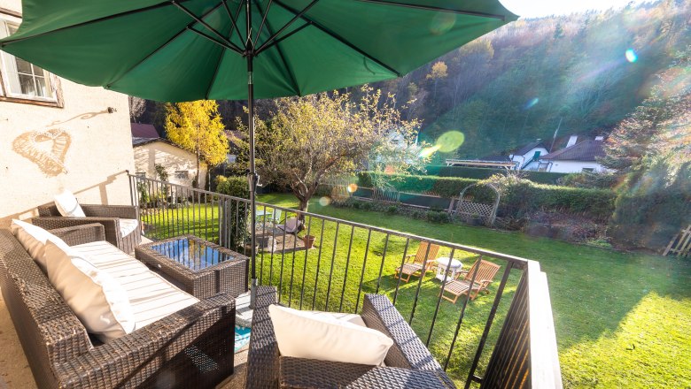 Gemütlicher Balkon mit Blick in den Garten., © Dorelies Hofer