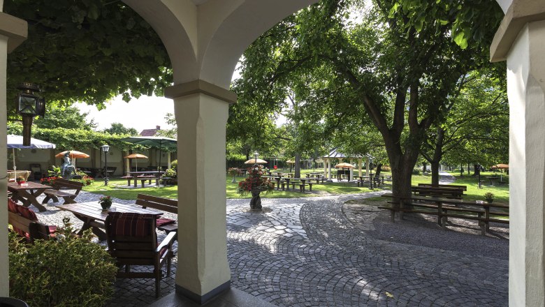 Ausblick in den wunderschönen Gastgarten, © Monika Loeff