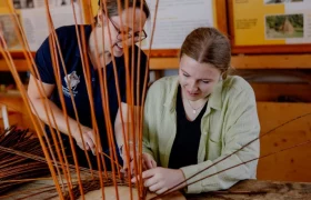 „Flecht dir was“-Workshop in den Kloster-Schul-Werkstätten, © Waldviertel Tourismus, Matthias Streibel