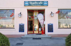 Eingang des Stadtcafés Fam. Waldrauch mit Werbetafeln und Schildern., © Donau Niederösterreich Tourismus